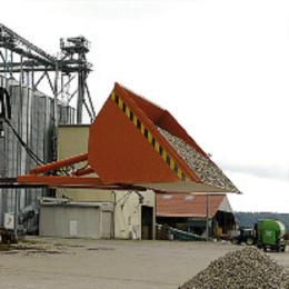 Ladeschaufel mit hydraulischer Kippvorrichtung - 750 Liter - Traglast 1600 kg - Orange